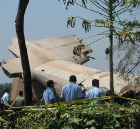 Tiga Korban Hercules Masih Terjepit Badan Pesawat