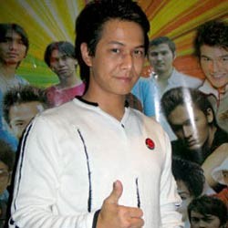 Ultah ke-31, Delon Dekati Anak Kecil