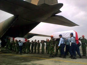 Dua Jenazah Dipulangkan dengan Pesawat Kasa & Ambulans