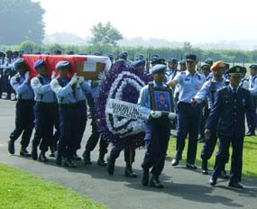 Kedatangan Jenazah Serka Agus Indra Disambut Isak Tangis Keluarga