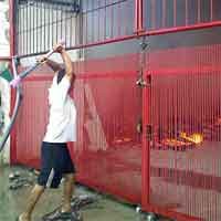 Warga dan Petugas Sulit Buka Pagar Gudang