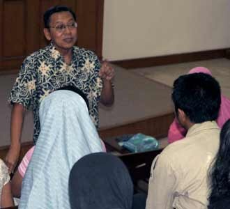 Boediono Mengajar di UGM