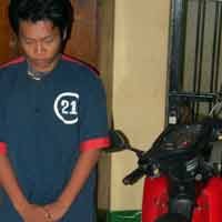 Tidak Bisa Bayar Taxi, Pria Gay Embat Motor Pacar