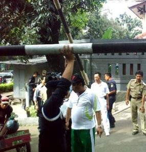 Sulitnya Membongkar Portal di Perumahan Mewah
