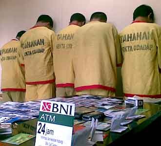 Komplotan Penipuan ATM Dibekuk