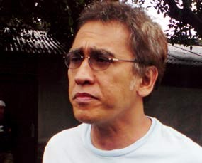 Prihatin Demokrasi, Iwan Fals Ngamen di Kontras