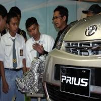 Prius Mejeng Bareng Esemka di Kemayoran