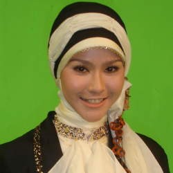 Karena Uang, Zaskia Mecca Ogah Contek Hanung