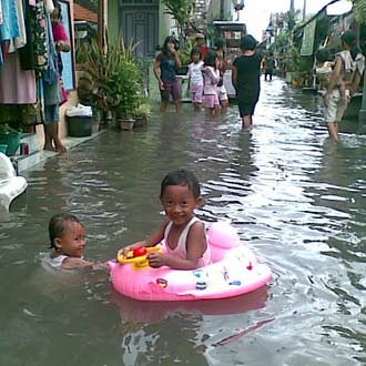 Banjir Genangi Pesisir Kota Surabaya
