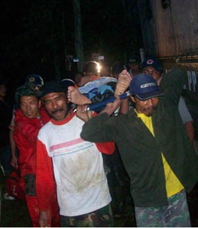 Pembina Pramuka Pingsan Setelah Nekat Mencari Korban