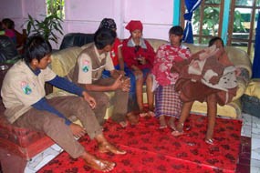 Sebagian Siswi Kenakan Rok Saat Mendaki Gunung