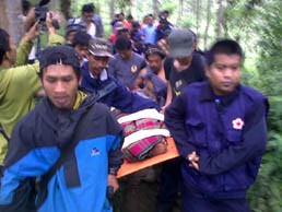 Dua dari Lima Siswa Ditandu Saat Dievakuasi