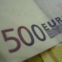 Euro Mengalami Tekanan