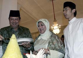 Priyo: Jangan Salahkan Bu Ani Tidak Berjilbab