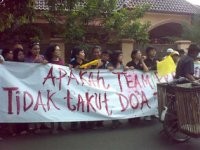 Tolak Digusur, Warga Kompleks Kostrad Kibarkan Bendera Kuning