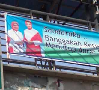 Spanduk Ibu Negara Berjilbab