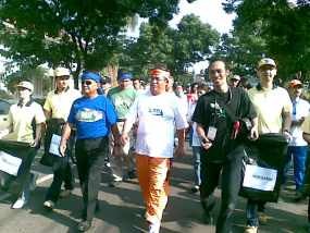 Rombongan Gubernur Jalan Kaki ke Gedung Sate 