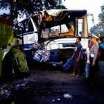 Bruuk! Bus Adu Bagong, Dua Sopir Tergencet