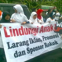 100 Remaja Protes Acara yang Disponsori Rokok
