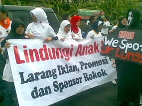 100 Remaja Protes Acara yang Disponsori Rokok