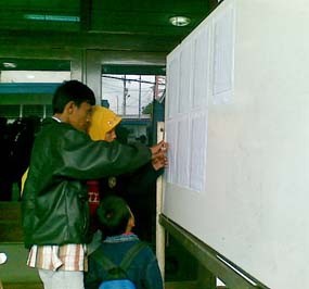 Keluarga Penumpang dan  ABK Banjiri Posko Informasi