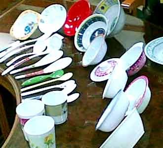 Bahaya di Balik Piring Cantik