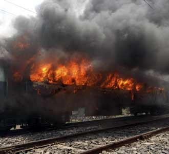 Kereta Penumpang Terbakar di India