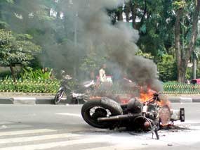 Bule Pengendara Moge yang Terbakar di Dekat Pejaten Village Kabur