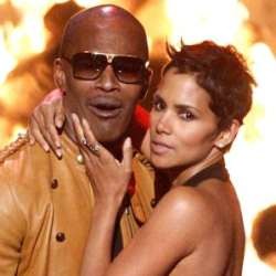 Jadi Aktris Paling Hot, Halle Berry Cium Bibir Pria Lain