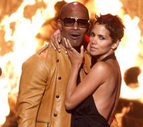 Jadi Aktris Paling Hot, Halle Berry Cium Bibir Pria Lain