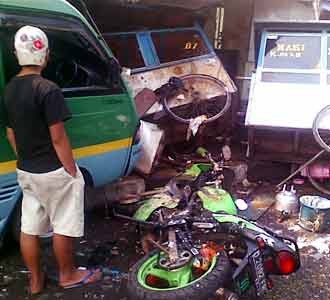 Angkot Seruduk Gerobak Pedagang