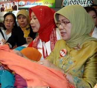 Istri JK-Wiranto Borong Jilbab