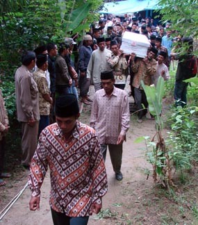 Korban Asal Pacitan Dimakamkan, Bupati Santuni Keluarganya