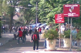  Mahasiswa UKI dan YAI Tawuran, Jalan Diponegoro Ditutup 