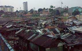 Yang Tenggelam di Antara Gedung