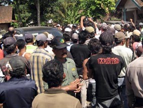 Kunjungi Tambang Emas, Rombongan Dirjen Dihadang Massa