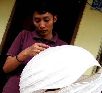 Lampion Kontemporer Tiang Jaler