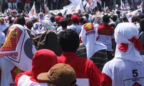 Copet Sibuk Beraksi Saat Prabowo Berorasi