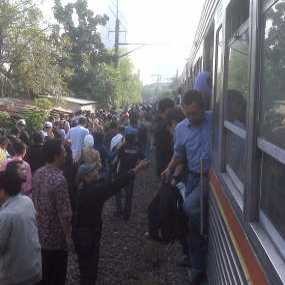 3 Gerbong KRL Depok Ekspres Keluar Jalur, Evakuasi Terkendala