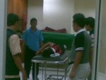 Saat Hendak Berpegangan, Eko Terpeleset & Jatuh