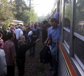KRL Tabrakan, KRL Tertahan