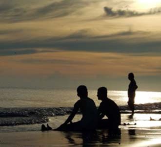 Terapi di Pasir Hitam Mantak Tari