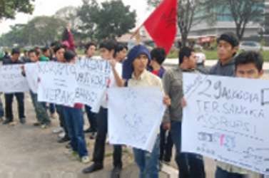 Tuntut Korupsi Bansos Dituntaskan, AGMKB Datangi Polda Jabar