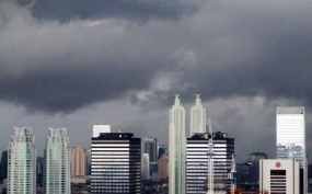Hujan Angin Terpa Jl MH Thamrin