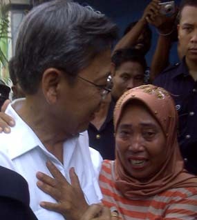 Boediono Ditangisi Pedagang Pasar Larangan