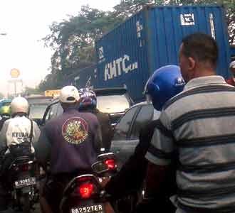 Jalan Raya Bekasi Macet Total