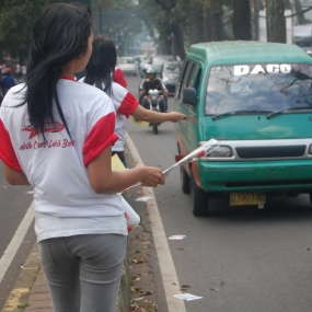 Bagikan Mawar Merah dan Putih di Sepanjang Jalan Dago