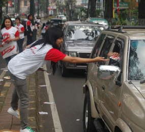 Relawan Cantik Jadi Perhatian Hingga Macetkan Jalan