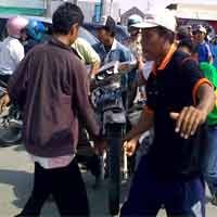 Dump Truk Vs Motor, Akses Suramadu Tersendat