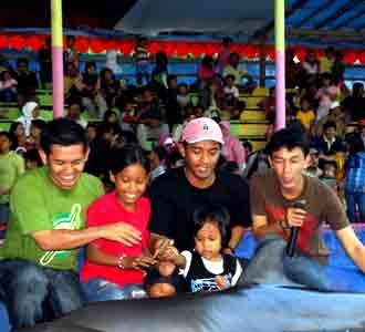 Daus & Idan Nikmati Hiburan Rakyat